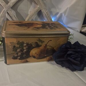 Vintage Decor Tin – Because Plastic Containers Are Boring